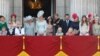 Pangeran Harry dan Meghan, bersama dengan anggota keluarga kerajaan Inggris lainnya di balkon Istana Buckingham, Inggris, 9 Juni 2018. (Foto: Reuters/Peter Nicholls)