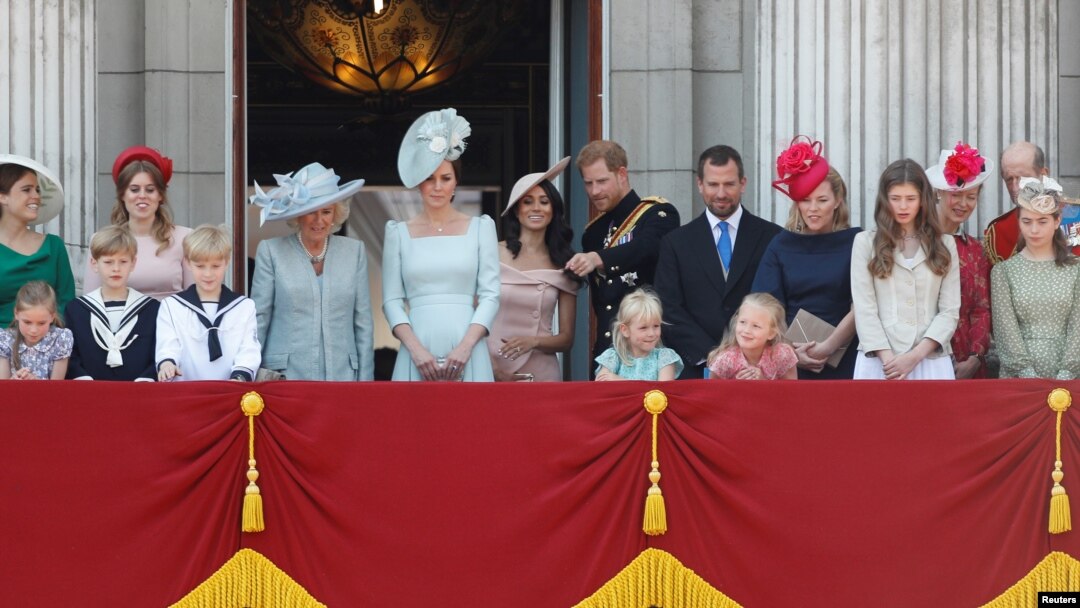 Pangeran Harry dan Meghan, bersama dengan anggota keluarga kerajaan Inggris lainnya di balkon Istana Buckingham, Inggris, 9 Juni 2018. (Foto: Reuters/Peter Nicholls)