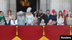 Pangeran Harry dan Meghan, Duchess of Sussex, bersama anggota kerajaan lainnya, memandang ke halaman istana dari balkon Istana Buckingham. London, Inggris, 9 Juni 2018 (foto: Reuters/Peter Nicholls)