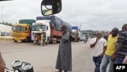 ARCHIVES - Des camions à l'arrêt à la douane de Noé, une ville frontalière entre la Côte d'Ivoire et le Ghana où les résidents n'ont pas pu traverser en raison de la pandémie de COVID-19, le 22 septembre 2021.
