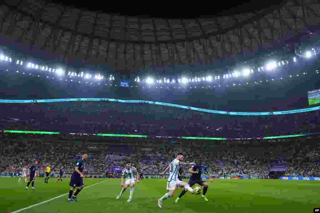 Lionel Messi de Argentina y Josko Gvardiol de Croacia luchan por el balón durante el partido de fútbol semifinal de la Copa del Mundo, el martes 13 de diciembre de 2022. (Foto AP/Petr David Josek)