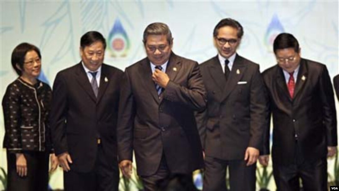 Presiden Susilo Bambang Yudhoyono bersama pejabat dan beberapa Menlu ASEAN berada di Nusa Dua, Bali, dalam pembukaan pertemuan para menlu ASEAN, Selasa (19/07).