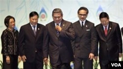 Presiden Susilo Bambang Yudhoyono bersama pejabat dan beberapa Menlu ASEAN berada di Nusa Dua, Bali, dalam pembukaan pertemuan para menlu ASEAN, Selasa (19/07).