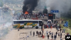 Los enfrentamientos entre maestros y la policía en el estado de Oaxaca duraron unas cinco horas.