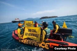 Aktivis Greenpeace mengkampanyekan bahasa batubara dan pengangkutannya di Karimunjawa (Foto: Greenpeace Indonesia)