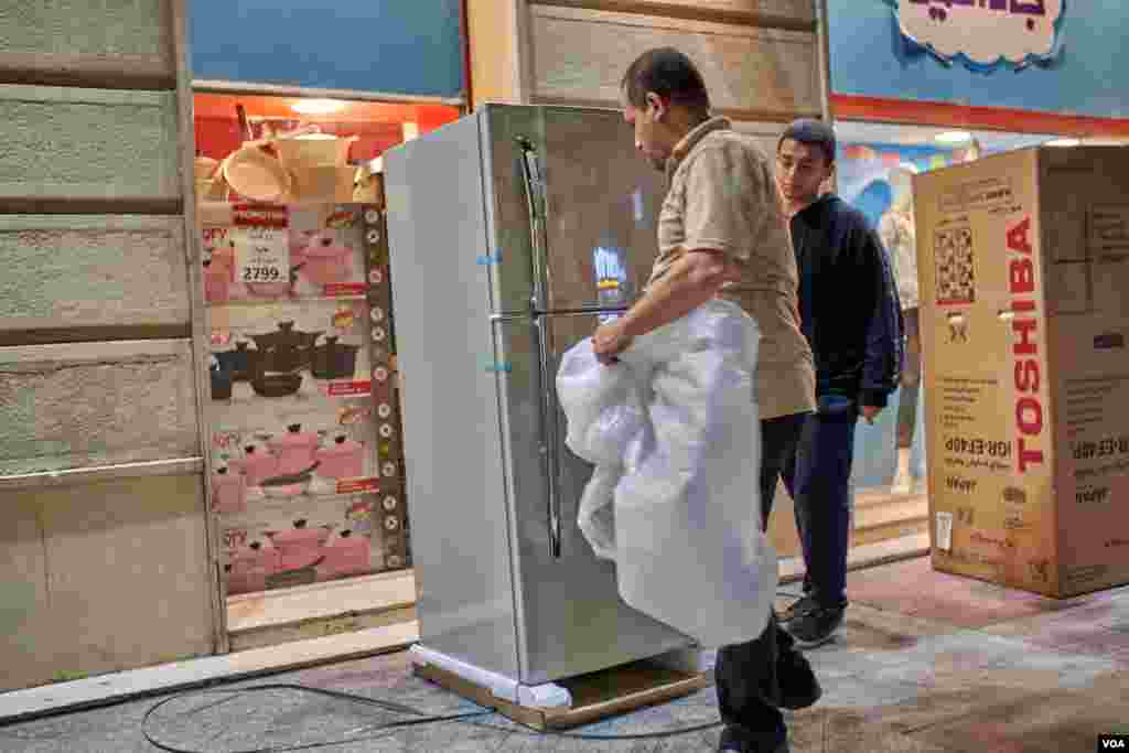 Cairo’s temperatures reach as high as 50 degrees Celsius during the summer. That means brisk business for appliance vendors like this refrigerator salesman. (H. Elrasam/VOA)