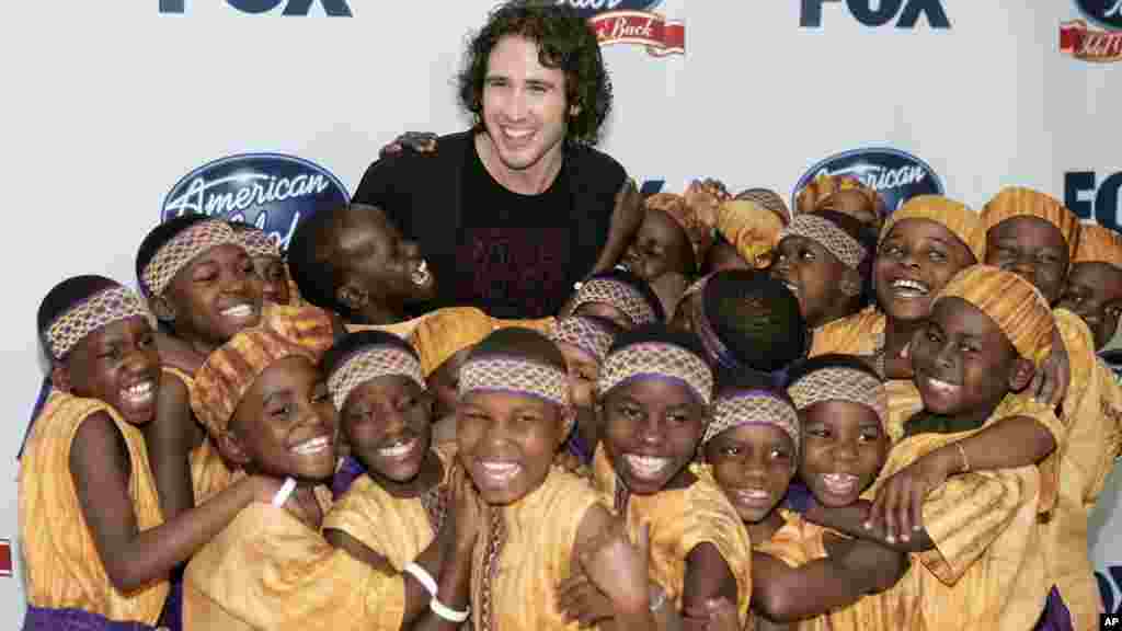 Le chanteur Josh Groban, avec une chorale d&#39;enfants africains à Los Angeles le 25 avril 2007.