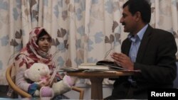 Remaja puteri Pakistan, Malala Yousufzai bersama ayahnya Ziauddin Yousufzai di rumah sakit Queen Elizabeth di Birmingham (8/11). 