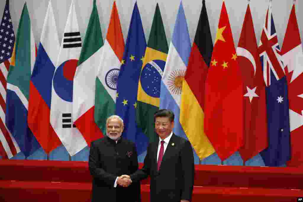 Presiden India Narendra Modi berjabat tangan dengan Presiden China Xi Jinping pada KTT G20 di Hangzhou, provinsi Zhejiang, China (4/9). (AP/Ng Han Guan)