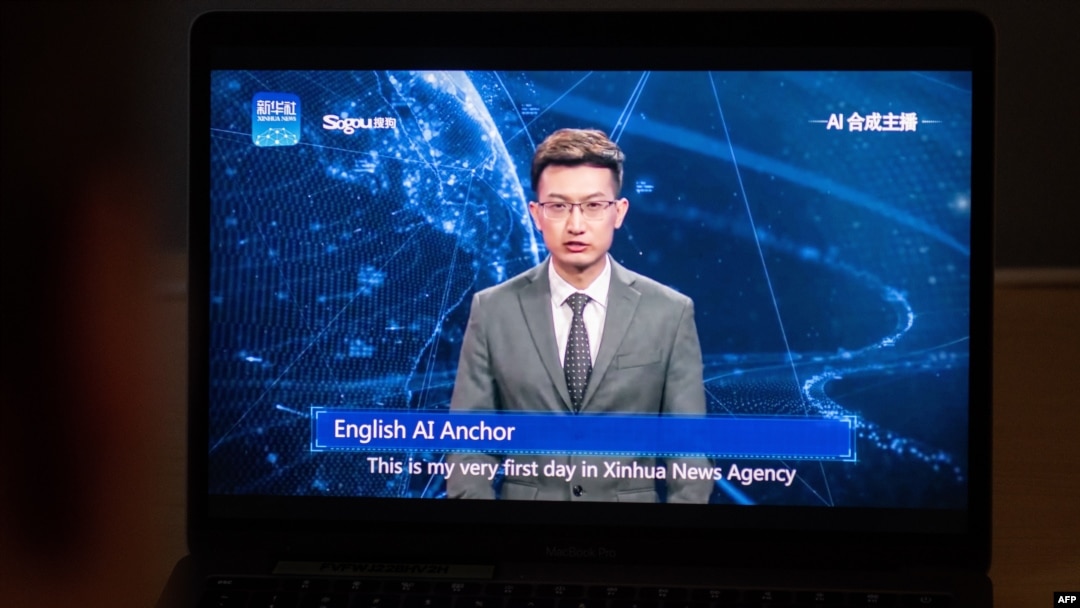 Esta ilustración muestra a un hombre mirando a un presentador de noticias de inteligencia artificial (IA) de una emisora de noticias controlada por el estado, en su computadora, en Beijing, el 9 de noviembre de 2018.