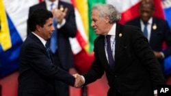 El presidente de Perú, Pedro Castillo (izq), y el secretario general de la OEA, Luis Almagro, se estrechan la mano en la inauguración de la 52 Asamblea General de la organización en Lima, Perú, el 5 de octubre de 2022.