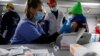 Un miembro del equipo de Tyson Foods recibe una vacuna contra el COVID-19 de los funcionarios de salud en las instalaciones de Joslin, Illinois , el 19 de febrero de 2021.
