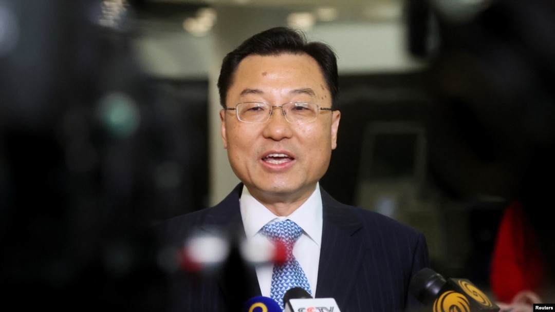 谢峰2023年5月23日抵达纽约肯尼迪国际机场后对媒体发表谈话。