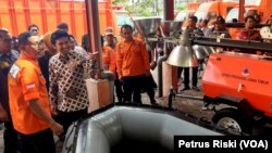 Wakil Gubernur Jawa Timur Emil Elistianto Dardak memeriksa sejumlah peralatan evakuasi, alat berat untuk penanganan daerah bencana (Foto:VOA/ Petrus Riski)