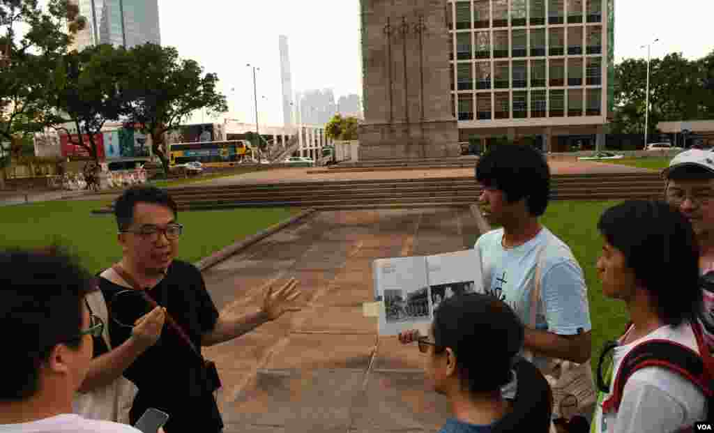 八九香港民主導賞團重回當年港人聲援八九民運活動的地點 (美國之音湯惠芸拍攝)