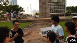八九香港民主導賞團重回當年港人聲援八九民運活動的地點 (美國之音湯惠芸拍攝)