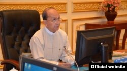 သမၼတဦးသိန္းစိန္ ဘ႑ာေရးေကာ္မရွင္ အစည္းအေဝး တက္ေရာက္ေနစဥ္။ (ေနျပည္ေတာ္၊ ျမန္မာ) သတင္းမွတ္တမ္း- သမၼတ႐ံုး