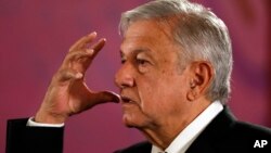 El presidente mexicano Andrés Manuel López Obrador responde a las preguntas de los periodistas durante una conferencia de prensa en la Ciudad de México, el viernes 13 de septiembre de 2019. (AP Foto/Marco Ugarte).