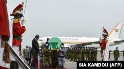 Des soldats ivoiriens portent le cercueil du défunt Premier ministre de la Côte d'Ivoire, Hamed Bakayoko, à son arrivée par avion à l'aéroport Félix Houphouet d'Abidjan, le 13 mars 2021.