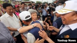 중국인 한국전 참전군인 천뤄비 씨(가운데 왼쪽)가 9일 경기도 파주시 임진각에서 한국의 참전군인들을 만나 포옹하고 있다. 