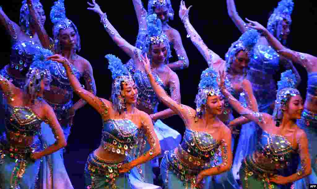 2018年2月12日，在有印度&ldquo;文化之都&rdquo;之称的印度的加尔各答的&ldquo;欢乐春节&rdquo;节目里，舞者表演。 中国驻加尔各答总领馆邀请广西壮族自治区艺术团举行以&ldquo;美丽中国&bull;心仪广西&rdquo;为主题的&ldquo;欢乐春节&rdquo;大型文艺演出。