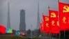Bendera-bendera dengan logo Partai Komunis berkibar dekat lokasi peluncuran di Peluncuran Antariksa Wenchang di Provinsi Hainan, 23 November 2020. China meluncurkan pesawat antariksa nirawak ke Bulan untuk memngambil sampel tanah.