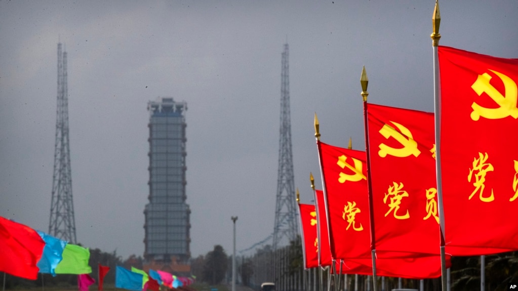 海南文昌航天发射基地中共党旗在风中飘扬。(photo:VOA)