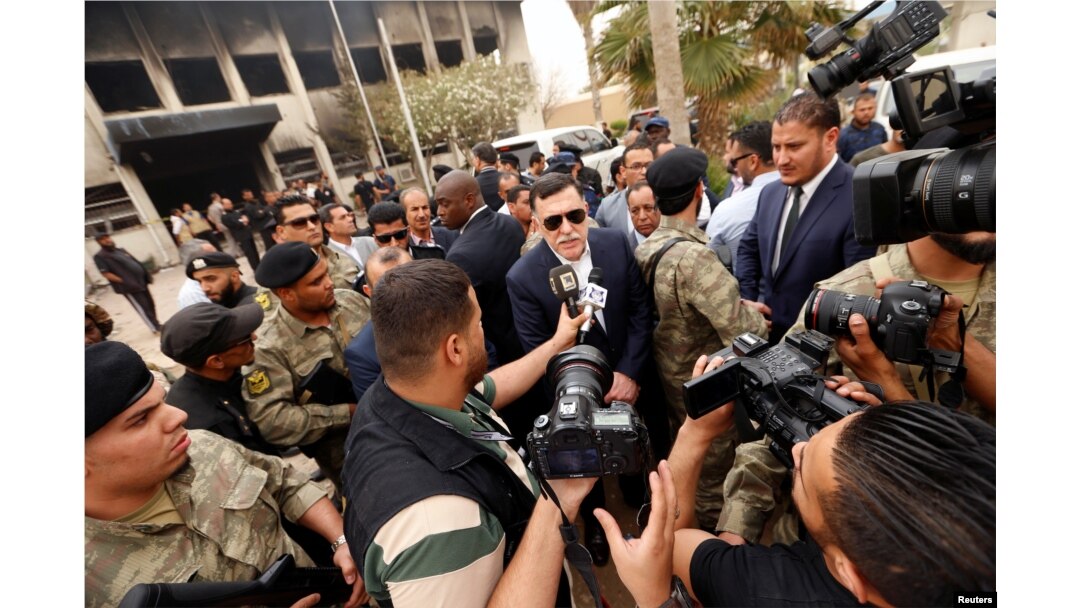 PM Libya Fayez al-Sarraj memberikan keterangan kepada media di depan kantor Komisi Pemilihan pasca serangan bom bunuh diri di Tripoli, Libya, 2 Mei 2018.