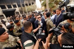 PM Libya Fayez al-Sarraj memberikan keterangan kepada media di depan kantor Komisi Pemilihan pasca serangan bom bunuh diri di Tripoli, Libya, 2 Mei 2018.