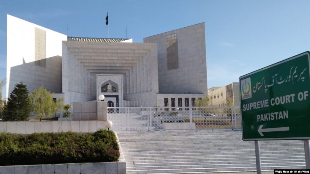 چیف جسٹس آصف سعید کھوسہ کی سربراہی میں سپریم کورٹ کے تین رکنی بینچ نے کیس کی سماعت کی۔ (فائل فوٹو)