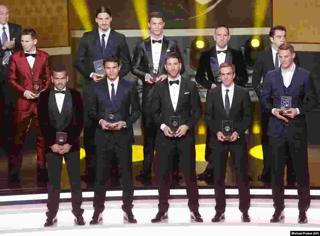 A equipa de sonho da FIFA na Gala FIFA Bola de Ouro 2013. Da esq. para a dir. Daniel Alves, Barcelona e Brasil, Thiago Silva, Paris Saint-Germain e Brasil, Sérgio Ramos, Real Madrid e Espanha, Philipp Lahm, Bayern Munich e Alemanha, Manuel Neuer, Bayern Munich e Alemanha. Atrás a partir da esq.: Lionel Messi, Barcelona e Argentina, Zlatan Ibrahimovic, Paris Saint-Germain, Cristiano Ronaldo, Real Madrid e Portugal, Franck Ribery, Bayern Muniche Alemanha e Xavi Hernandez, Barcelona e Espanha.