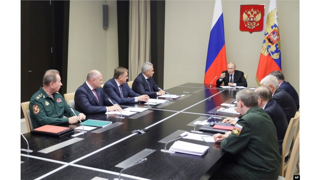 Predsednik Rusije Vladimir Putin na sastanku sa najvišim vojnim i bezbednosnim zvaničnicima u Moskvi, 12. avgusta 2024. (Foto: AP/Sputnik)