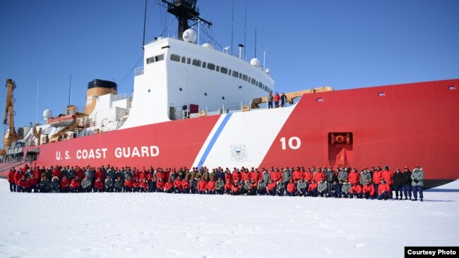 美国海警队“极地之星”号破冰船2017年1月10日在南极洲执行任务（美国海警队照片）