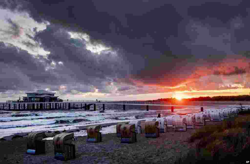 طلوع آفتاب در ساحل دریای بالتیک در شمال آلمان