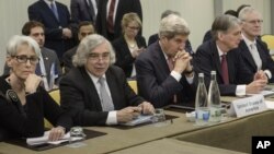 El secretario de Estado, John Kerry (centro) y el ministro de Exteriores británico, Philip Hammond (segundo desde la derecha) durante las conversaciones nucleares con Irán.