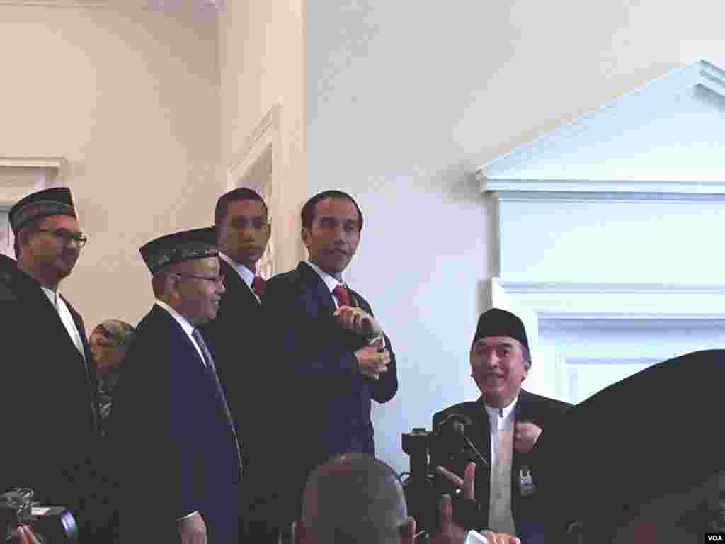 Presiden Joko Widodo di masjid komunitas Indonesia di Washington, DC (27/10). (VOA/Priyo Pujiwasono)