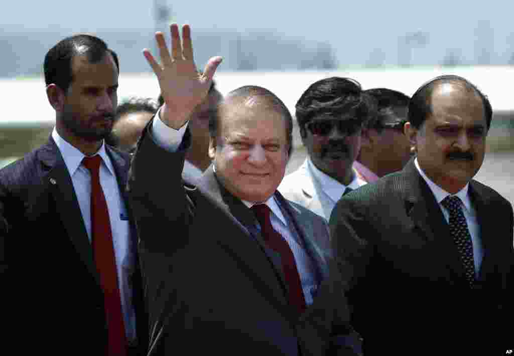 Perdana Menteri Pakistan Nawaz Sharif melambaikan tangannya saat tiba di New Delhi untuk menghadiri upacara pelantikan perdana menteri India Narendra Modi (26/5).&nbsp;(AP/Saurabh Das)