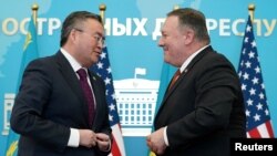 El Secretario de Estado de EE.UU., Mike Pompeo, y el Ministro de Relaciones Exteriores de Kazajstán, Mukhtar Tleuberdi, luego de ofrecer rueda de prensa en el Ministerio de Relaciones Exteriores en Nur-Sultan, Kazajstán, el 2 de febrero de 2020. REUTERS / Kevin Lamarque / Pool.