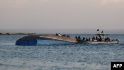 Investigadores examinam o barco que se virou no lago Vitória
