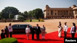 中国主席习近平访问印度，和印度总统在欢迎仪式上握手（2014年9月18日）