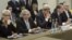 El secretario de Estado, John Kerry (centro) y el ministro de Exteriores británico, Philip Hammond (segundo desde la derecha) durante las conversaciones nucleares con Irán.