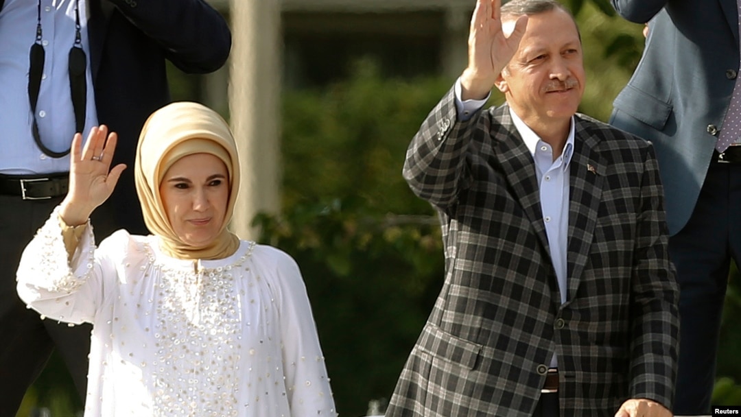 Perdana Menteri Turki Recep Tayyip Erdogan bersama istrinya Emine Erdogan melambaikan tangan ke arah pendukungnya di Ankara (9/6). 