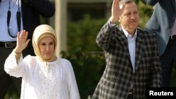 Perdana Menteri Turki Recep Tayyip Erdogan bersama istrinya Emine Erdogan melambaikan tangan ke arah pendukungnya di Ankara (9/6). 