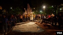 Cada año, los salvadoreños salen a las calles para conmemorar la muerte de los jesuitas a manos del Ejército Nacional.