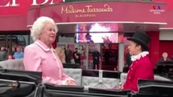 Բրիտանիայի Եղիսաբեթ թագուհու մոմե արձանը՝ ձիակառքին