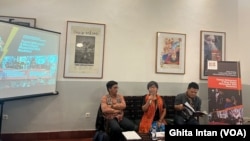 Sekjen Aliansi Masyarakat Adat Nusantara (AMAN) Rukka Sombolinggi (tengah) dalam acara laporan CATAHU 2024, Kamis (19/12) di Jakarta, pesimis nasib masyarakat adat akan membaik di era pemerintahan Prabowo-Gibran (Ghita/VOA)