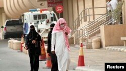 Warga setempat menggunakan masker untuk melindungi diri dari coronavirus, saat berjalan di dekat rumah sakit di Khobar city, Dammam (Foto: dok). WHO memperigatkan dunia agar waspada terhadap gejala penyakit pernafasan akibat coronavirus, MERS.