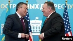 Menlu Amerika Mike Pompeo (kanan) dan Menlu Kazakhstan Mukhtar Tleuberdi usai konferensi pers bersama di Nur-Sultan, Kazakhstan, Minggu (2/2). 