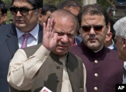 나와즈 샤리프(가운데) 파키스탄 총리가 지난달 15일 이슬라마바드 합동수사본부에서 조사를 받고 나오면서 지지자들에게 손을 흔들고 있다. 오른쪽은 아들 후세인.