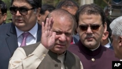 Perdana Menteri Pakistan yang terguling Nawaz Sharif bersama anaknya Hussain Nawaz (kanan) di Islamabad, Pakistan pada 15 Juni 2017.